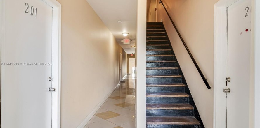 Propiedad comercial en Miami, Florida 1191.47 m2 № 1731385