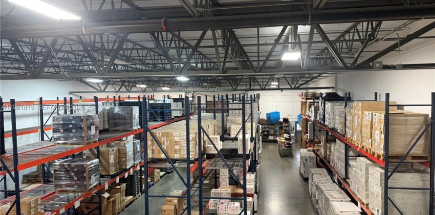 Immobilier commercial à Doral, Floride № 1987943