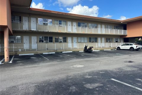 Снять в аренду коммерческую недвижимость в Халландейл-Бич, Флорида 1 спальня, 29.73м2, № 1963740 - фото 2