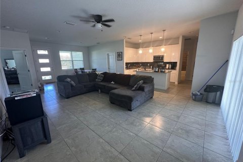 House in Poinciana, Florida 4 bedrooms, 111.48 sq.m. № 2395989 - photo 3