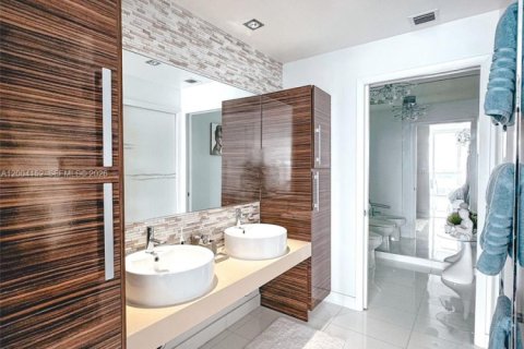 Condo in Miami, Florida, 2 bedrooms  № 2068302 - photo 10