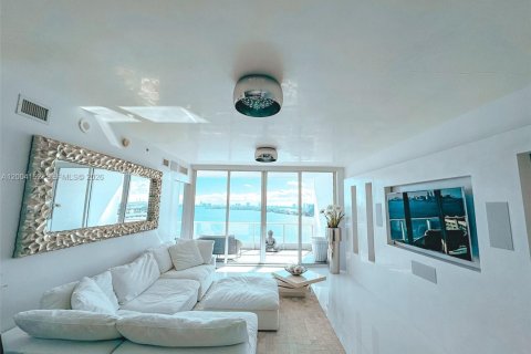 Condo in Miami, Florida, 2 bedrooms  № 2068302 - photo 3