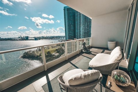 Condo in Miami, Florida, 2 bedrooms  № 2068302 - photo 2