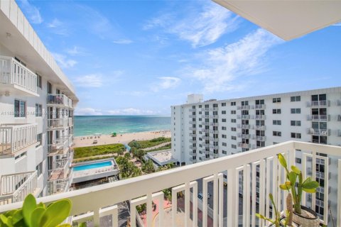 Снять в аренду кондоминиум в Майами-Бич, Флорида 1 спальня, 60.76м2, № 1950036 - фото 2