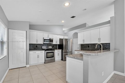 House in Boca Raton, Florida 3 bedrooms, 159.23 sq.m. № 1944248 - photo 17