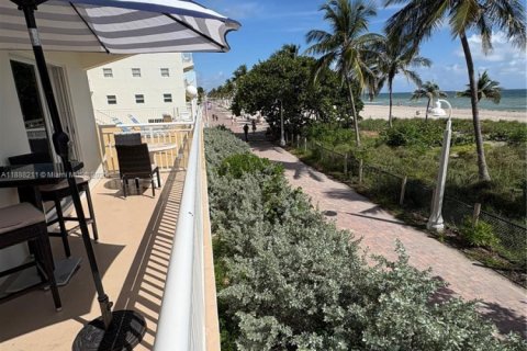 Condominio en venta en Hollywood, Florida, 2 dormitorios, 78.97 m2 № 1947333 - foto 14