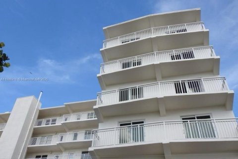 Condominio en venta en Hollywood, Florida, 2 dormitorios, 78.97 m2 № 1947333 - foto 18