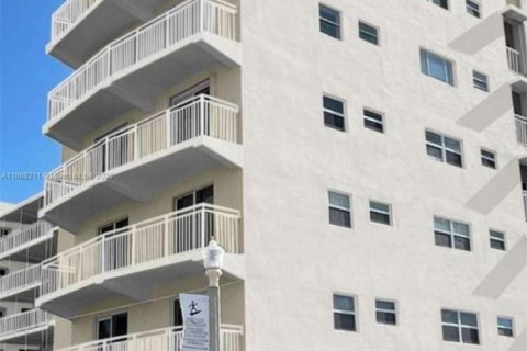 Condominio en venta en Hollywood, Florida, 2 dormitorios, 78.97 m2 № 1947333 - foto 17