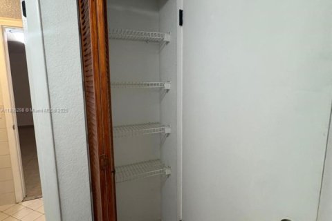 Condominio en alquiler en Hialeah, Florida, 2 dormitorios, 72.28 m2 № 1931500 - foto 12