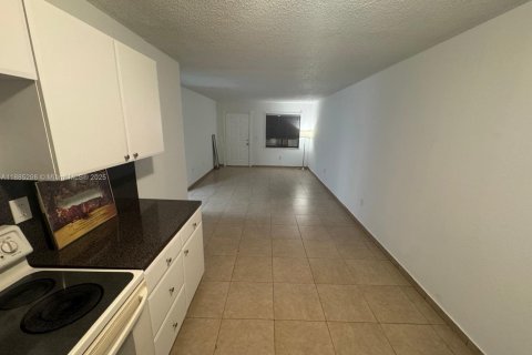 Condominio en alquiler en Hialeah, Florida, 2 dormitorios, 72.28 m2 № 1931500 - foto 6