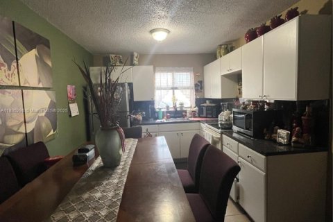 Condominio en alquiler en Hialeah, Florida, 2 dormitorios, 72.28 m2 № 1931500 - foto 4