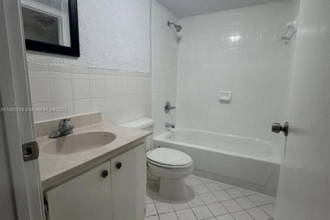Condominio en alquiler en Hialeah, Florida, 2 dormitorios, 72.28 m2 № 1931500 - foto 10