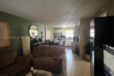 Condominio en alquiler en Hialeah, Florida, 2 dormitorios, 72.28 m2 № 1931500 - foto 2