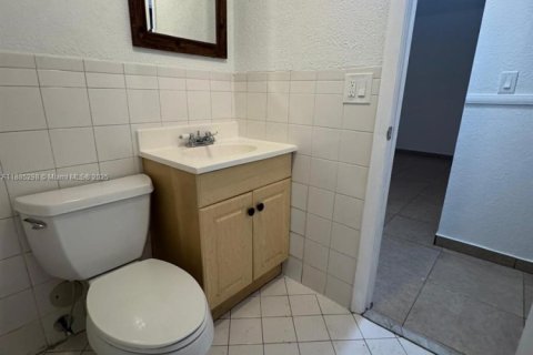 Condominio en alquiler en Hialeah, Florida, 2 dormitorios, 72.28 m2 № 1931500 - foto 11