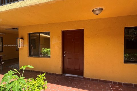 Condominio en alquiler en Hialeah, Florida, 2 dormitorios, 72.28 m2 № 1931500 - foto 1