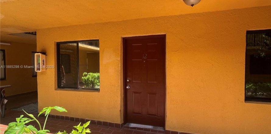 Condominio en Hialeah, Florida, 2 dormitorios № 1931500