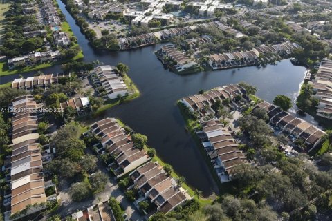 Снять в аренду таунхаус в Майами, Флорида 2 спальни, 159.42м2, № 2050087 - фото 29