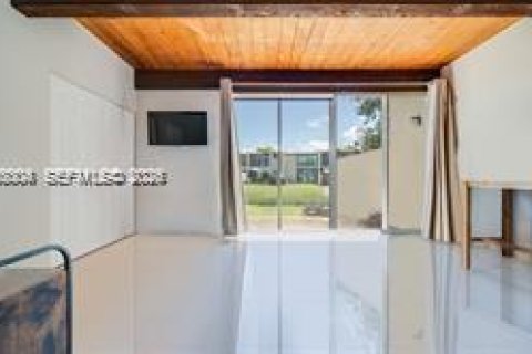 Снять в аренду таунхаус в Майами, Флорида 2 спальни, 159.42м2, № 2050087 - фото 21