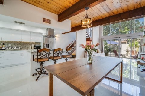 Снять в аренду таунхаус в Майами, Флорида 2 спальни, 159.42м2, № 2050087 - фото 2