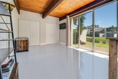 Снять в аренду таунхаус в Майами, Флорида 2 спальни, 159.42м2, № 2050087 - фото 8