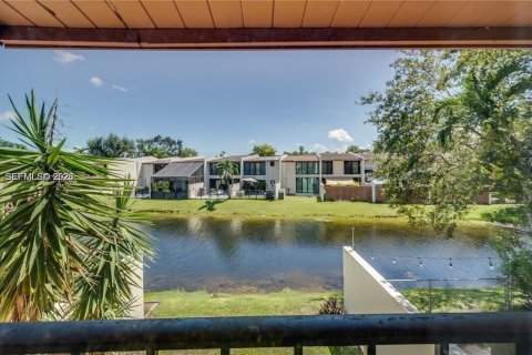 Снять в аренду таунхаус в Майами, Флорида 2 спальни, 159.42м2, № 2050087 - фото 10