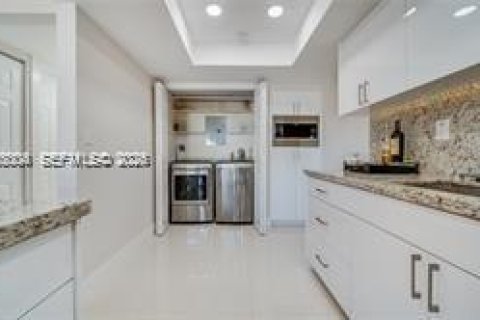 Снять в аренду таунхаус в Майами, Флорида 2 спальни, 159.42м2, № 2050087 - фото 18