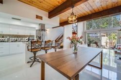 Снять в аренду таунхаус в Майами, Флорида 2 спальни, 159.42м2, № 2050087 - фото 12