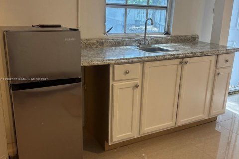 Immobilier commercial à louer à Miami, Floride: 16.72 m2 № 1953881 - photo 2