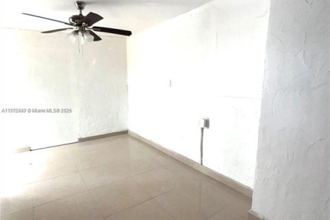 Immobilier commercial à louer à Miami, Floride: 16.72 m2 № 1953881 - photo 3