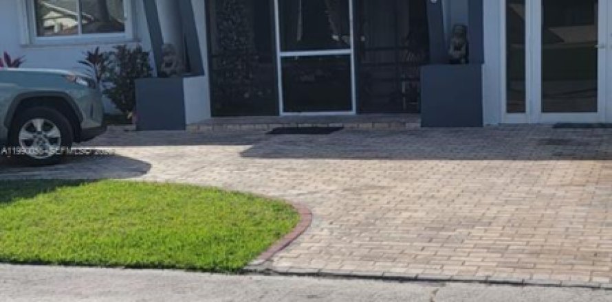 Casa en Dania Beach, Florida 3 dormitorios, 150.78 m2 № 2055765