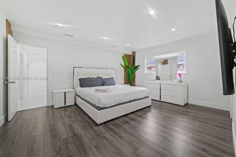 Casa en venta en Hallandale Beach, Florida, 5 dormitorios, 245.17 m2 № 2001776 - foto 25