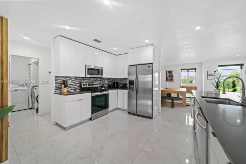 Casa en venta en Hallandale Beach, Florida, 5 dormitorios, 245.17 m2 № 2001776 - foto 23