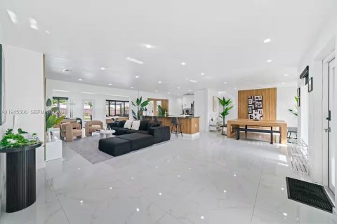 Casa en venta en Hallandale Beach, Florida, 5 dormitorios, 245.17 m2 № 2001776 - foto 15