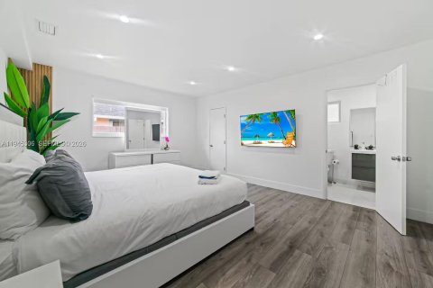 Casa en venta en Hallandale Beach, Florida, 5 dormitorios, 245.17 m2 № 2001776 - foto 19