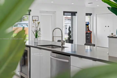 Casa en venta en Hallandale Beach, Florida, 5 dormitorios, 245.17 m2 № 2001776 - foto 24