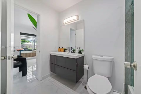 Casa en venta en Hallandale Beach, Florida, 5 dormitorios, 245.17 m2 № 2001776 - foto 28