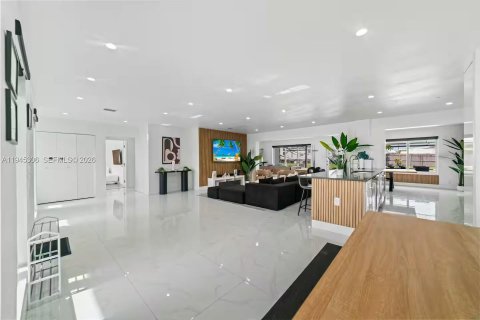 Casa en venta en Hallandale Beach, Florida, 5 dormitorios, 245.17 m2 № 2001776 - foto 14