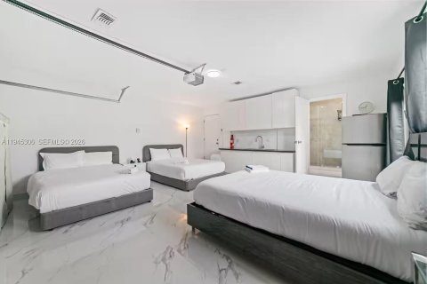 Casa en venta en Hallandale Beach, Florida, 5 dormitorios, 245.17 m2 № 2001776 - foto 27