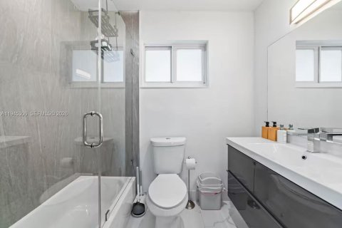 Casa en venta en Hallandale Beach, Florida, 5 dormitorios, 245.17 m2 № 2001776 - foto 30