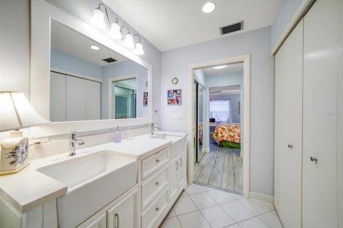 Condo in Belleair Beach, Florida, 2 bedrooms  № 1823144 - photo 26