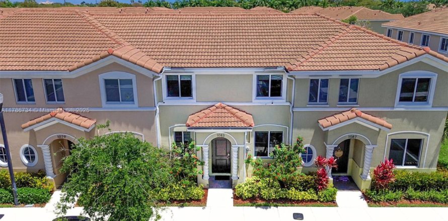 Townhouse in Homestead, Florida 3 bedrooms, 120.96 sq.m. № 1862975
