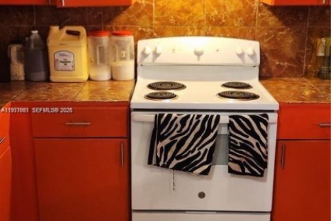 Commercial property in Miami, Florida 131.18 sq.m. № 2041830 - photo 7