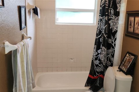 Commercial property in Miami, Florida 131.18 sq.m. № 2041830 - photo 20