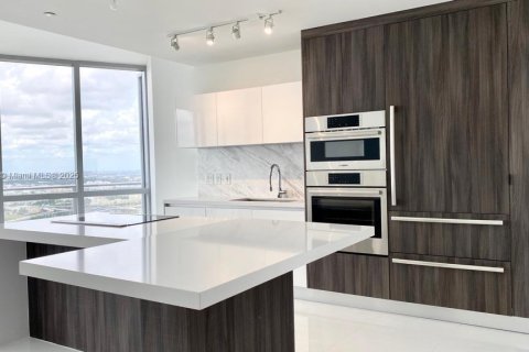 Condominio en alquiler en Miami, Florida, 1 dormitorio, 110.09 m2 № 1887687 - foto 21