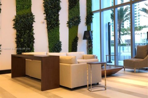 Condominio en alquiler en Miami, Florida, 1 dormitorio, 110.09 m2 № 1887687 - foto 5