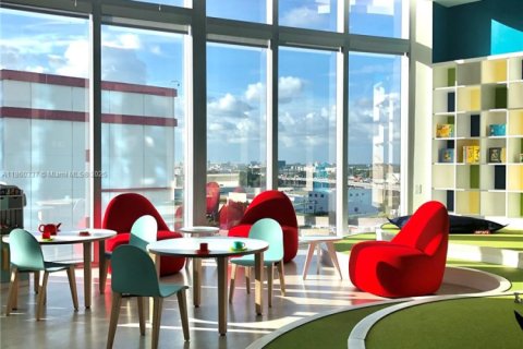Condominio en alquiler en Miami, Florida, 1 dormitorio, 110.09 m2 № 1887687 - foto 16