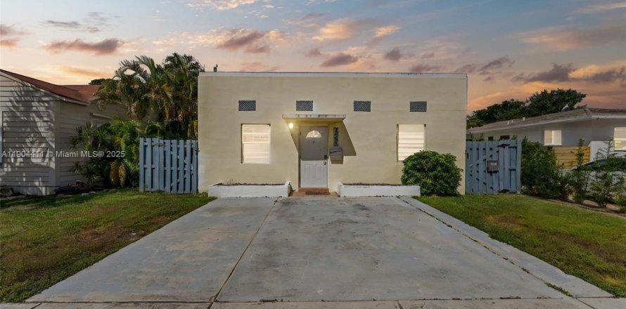 Commercial property in Hollywood, Florida 117.06 sq.m. № 1956294