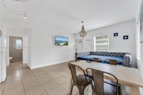 Commercial property in Hollywood, Florida 117.06 sq.m. № 1956294 - photo 2