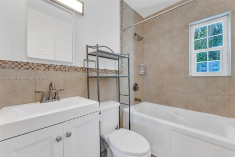 Commercial property in Hollywood, Florida 117.06 sq.m. № 1956294 - photo 16