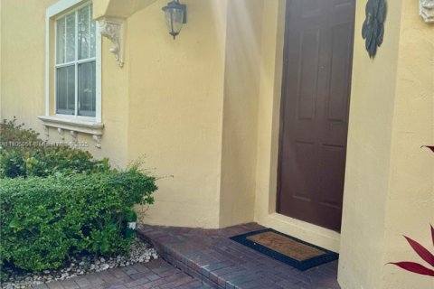 Villa ou maison à vendre à Miami, Floride: 4 chambres, 184.41 m2 № 1956670 - photo 2